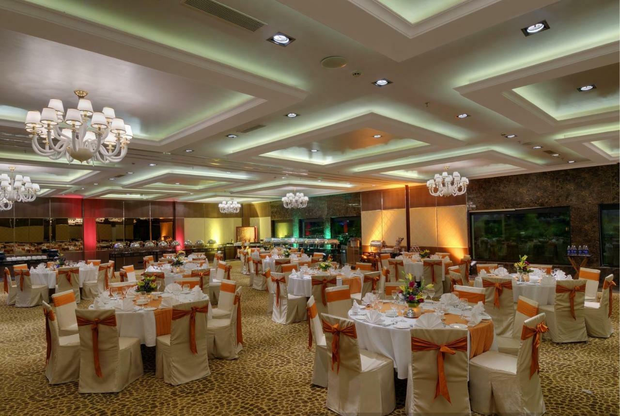 Royalton Hyderabad Abids Hotel Buitenkant foto